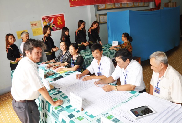 Những cử tri bầu cử cuối cùng ở khối I phường Tân Lập