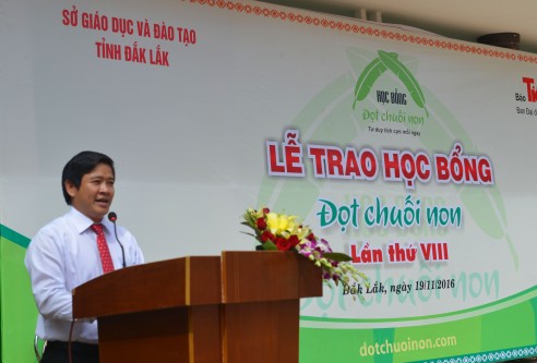 Thầy Thái Văn Tài phó giám đốc Sở Giáo dục Đào tạo tỉnh Đắk Lắk cảm ơn báo Tiền Phong đã có nhiều cống hiến đáng quý cho sự nghiệp Giáo dục trên địa bàn