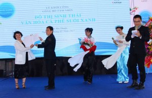 Ông Nguyễn Tuấn Hà phó Chủ tịch UBND tỉnh trao quyết định chứng nhận đầu tư cho bà Điệp Giang giám đốc chi nhánh Đắk Lắk của Công ty Cổ phần Đầu tư Trung Nguyên